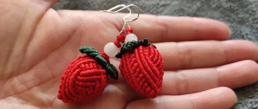编织草莓耳环