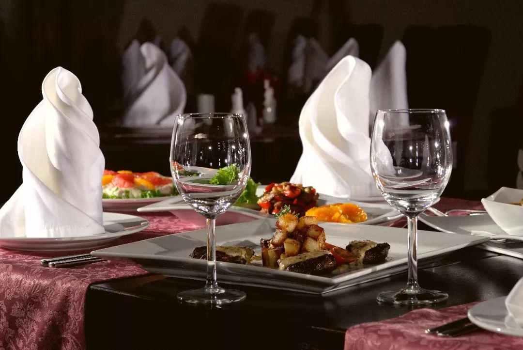 不可不知的中国餐桌礼仪大全：座次、点菜、喝酒、倒茶、离席