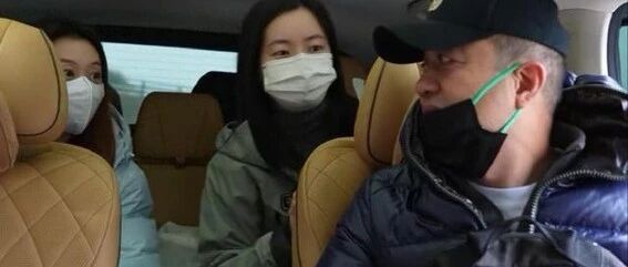 李亚鹏见第四个“女儿”,身份公开:毕业于电子科大,相拥而泣