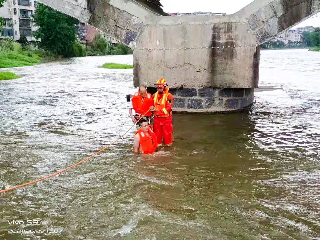 拾荒男子被困江中 邵阳快警紧急救援_邵阳头条网