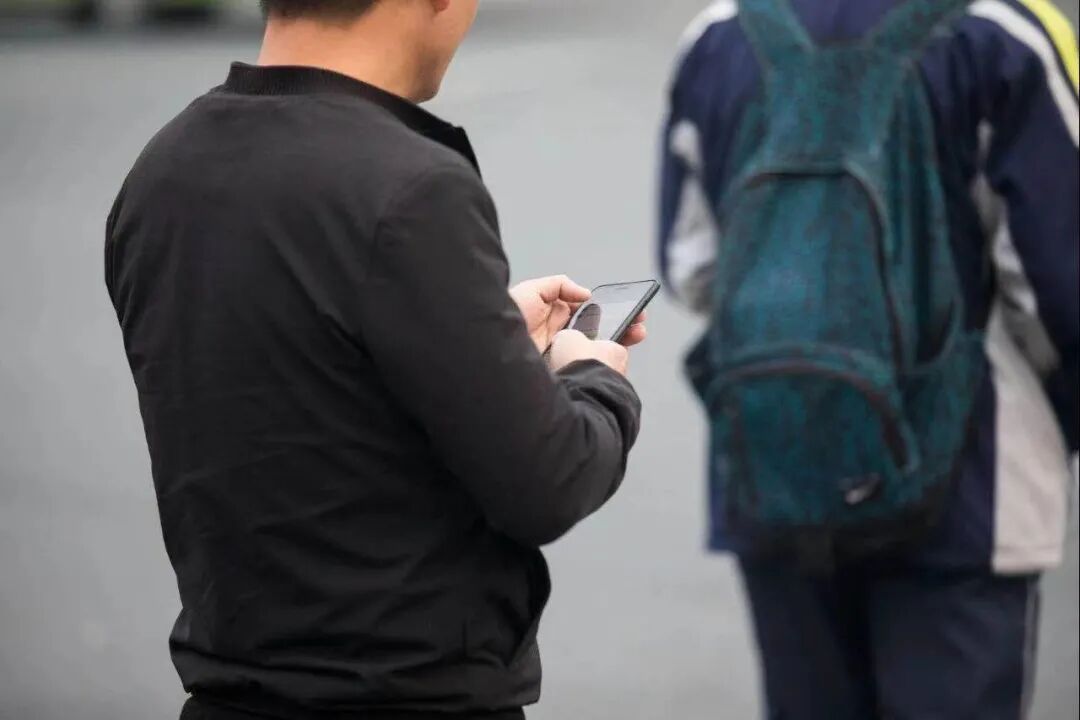 “我杀了我爷爷，他活该！”14岁男孩杀害爷爷后面带微笑，一万人把这对父母骂上热搜（视频/组图） - 7