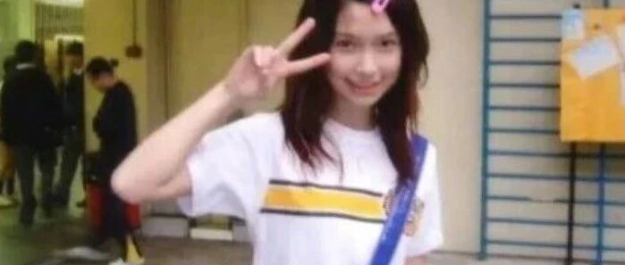 Angelababy13岁旧照引爆热搜!戴牙套满脸婴儿肥,网友:这是等比例长大?