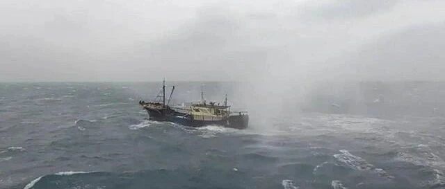 丧心病狂！20余艘大陆渔船避风 台当局竟派舰用水炮驱赶！