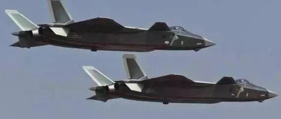 美媒：中国歼20最新变型意外曝光？或能指挥隐身无人机作战