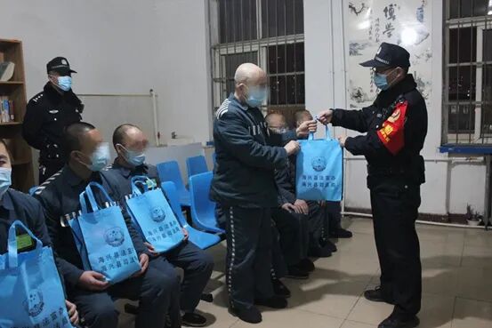 沧南监狱与海兴县五老帮教团联合举办罪犯帮教座谈会