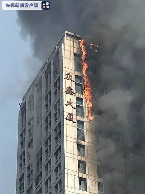 現場慘烈！石家莊111米高樓整棟起火！請設計師不要再跟總圖掙地盤了！的圖6