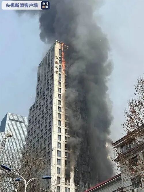 現場慘烈！石家莊111米高樓整棟起火！請設計師不要再跟總圖掙地盤了！的圖7