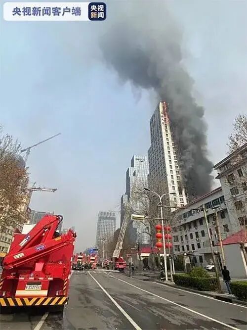 現場慘烈！石家莊111米高樓整棟起火！請設計師不要再跟總圖掙地盤了！的圖5