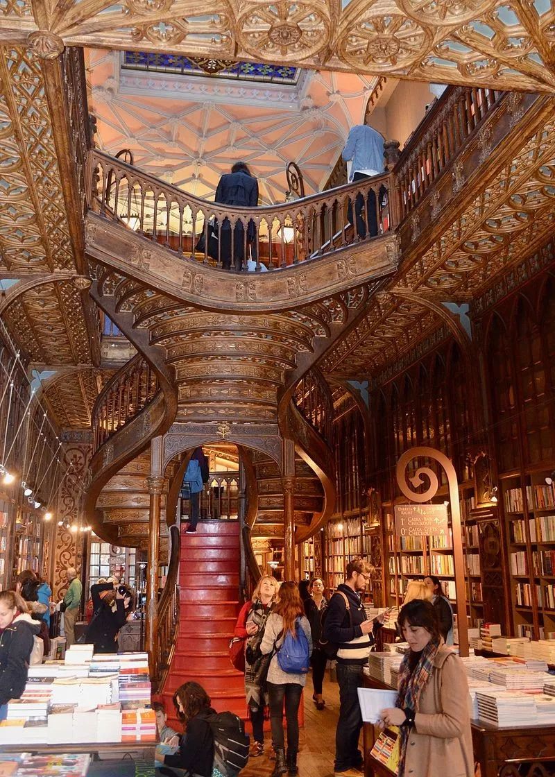 lello bookstore圖片來源:wikipedia是不是看起來很像霍格沃茲的