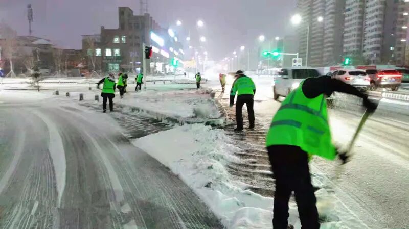 石河子清雪不停歇 180余辆设备 1700余名环卫工人齐上阵 热点讯息网