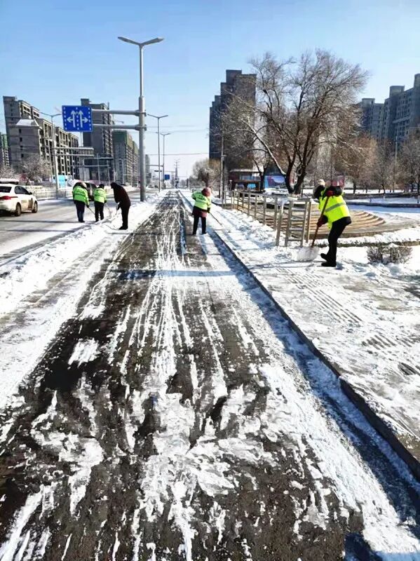 石河子清雪不停歇 180余辆设备 1700余名环卫工人齐上阵 热点讯息网