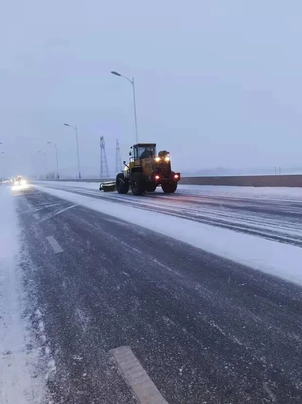 石河子清雪不停歇 180余辆设备 1700余名环卫工人齐上阵 热点讯息网