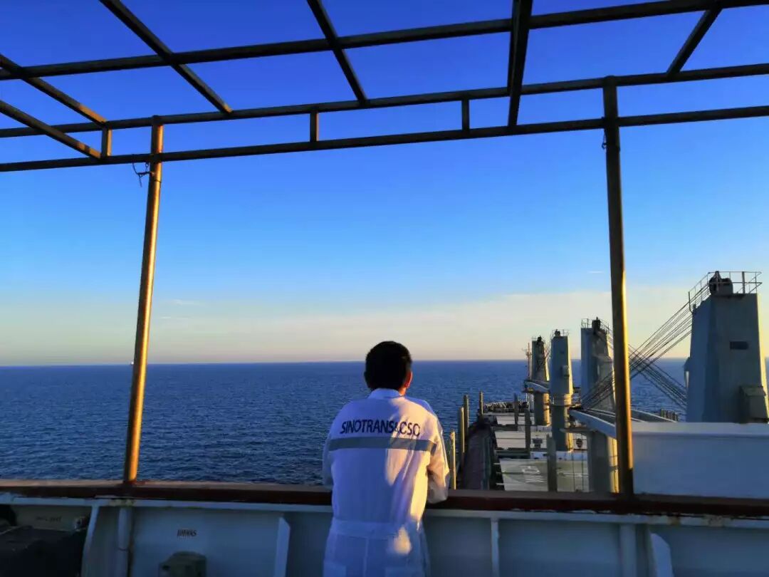 母亲在我出发前望着我的背影久久才离开车站,今日,我在船上伫立远望