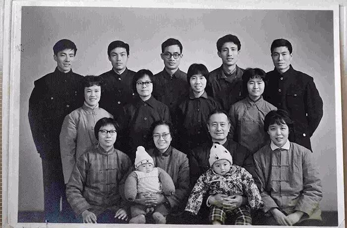 身为留守儿童,这是我最珍贵的一张全家福了 |"翻开家庭相册" 一面征集