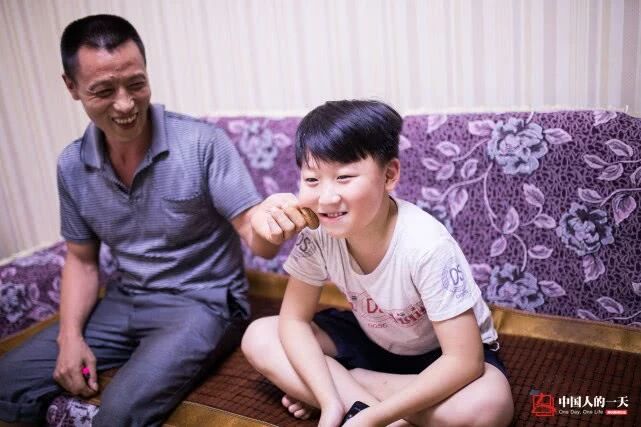 这张父子照曾火遍全国，父亲用肩膀在重庆“扛”出了一套房 综合 第4张