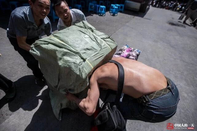 这张父子照曾火遍全国，父亲用肩膀在重庆“扛”出了一套房 综合 第9张