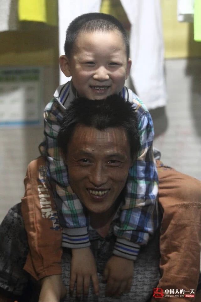 这张父子照曾火遍全国，父亲用肩膀在重庆“扛”出了一套房 综合 第11张
