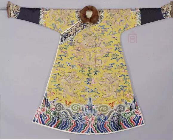 雍正皇帝银鼠皮冬吉服袍(领口,袖口似乎为出风镶边)