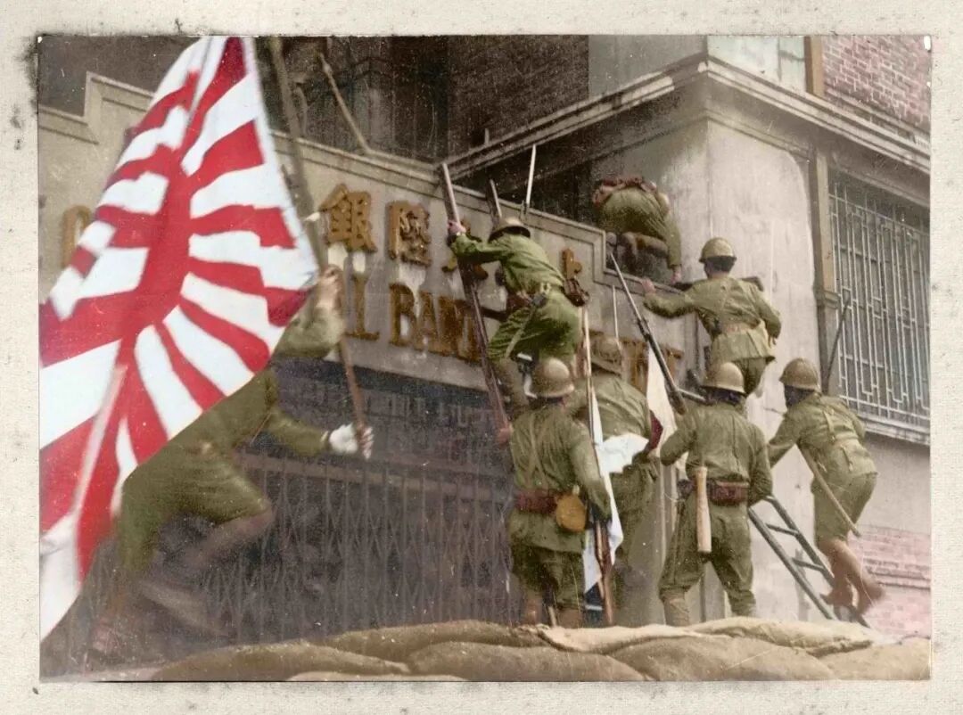 1937年11月1日日本海军陆战队占领四行仓库。（邹德怀收藏+上色）