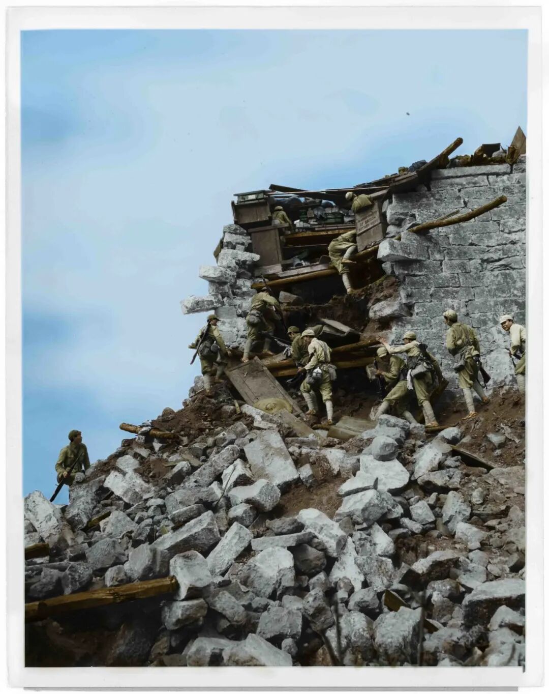 1944年10月4日攻占腾冲日本军事堡垒的国军大幅新闻老照片。（邹德怀收藏+上色）