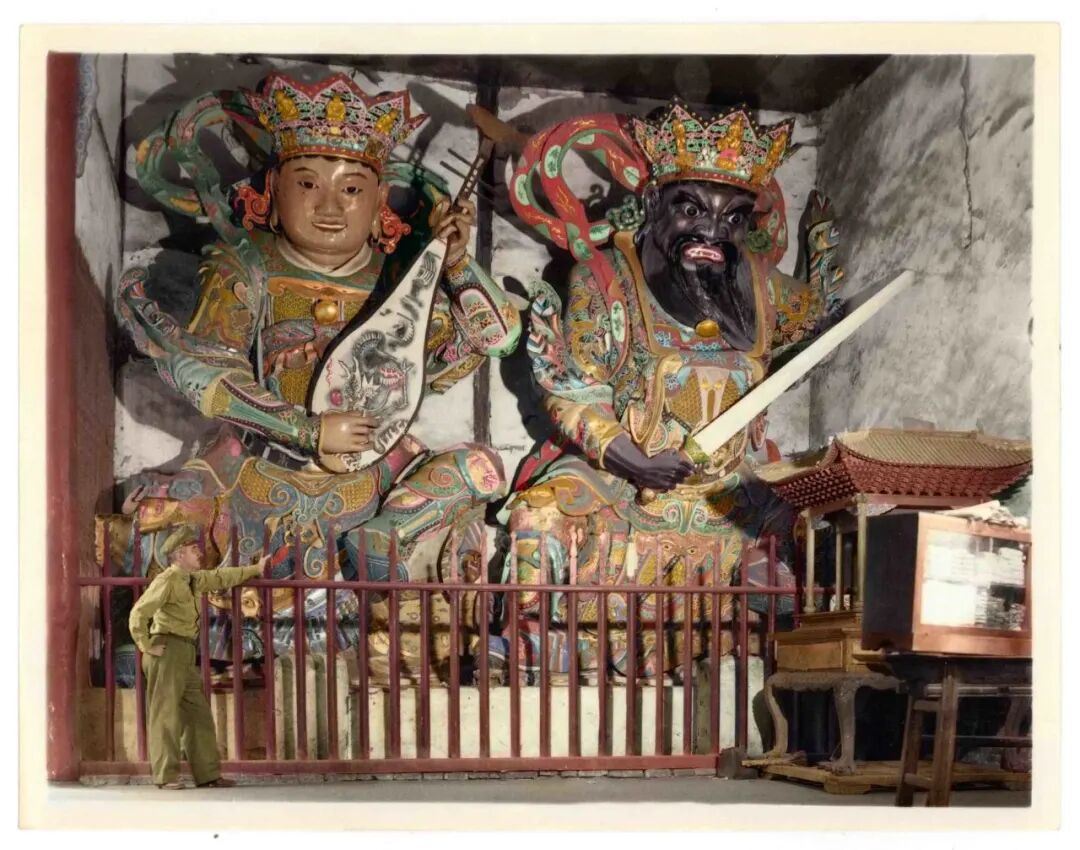 抗战时期驻扎成都的美军陆航第312战斗机联队成员与寺庙两尊金刚像合影。（邹德怀收藏+上色）