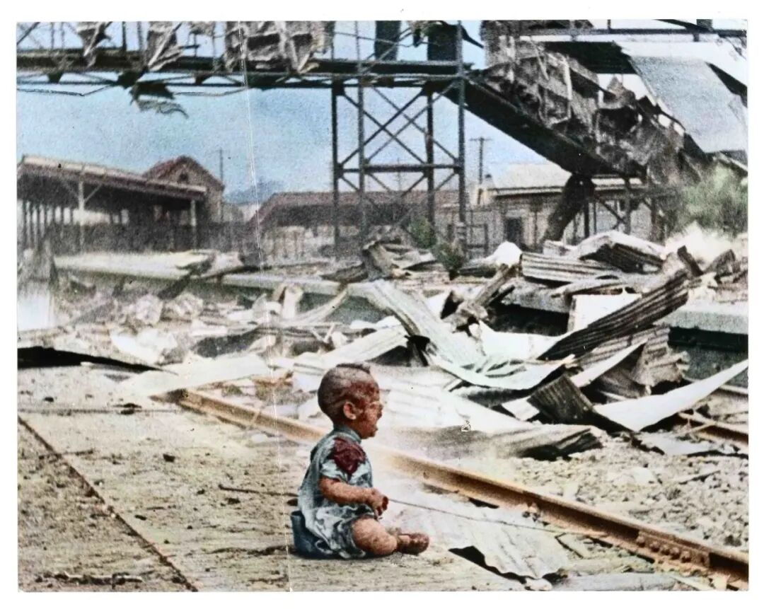 　　1937年淞沪会战期间，王小亭拍摄被日军轰炸后的上海车站，图为其中一名浑身是血的婴儿坐在地上大哭的大幅新闻老照片。（邹德怀收藏+上色）