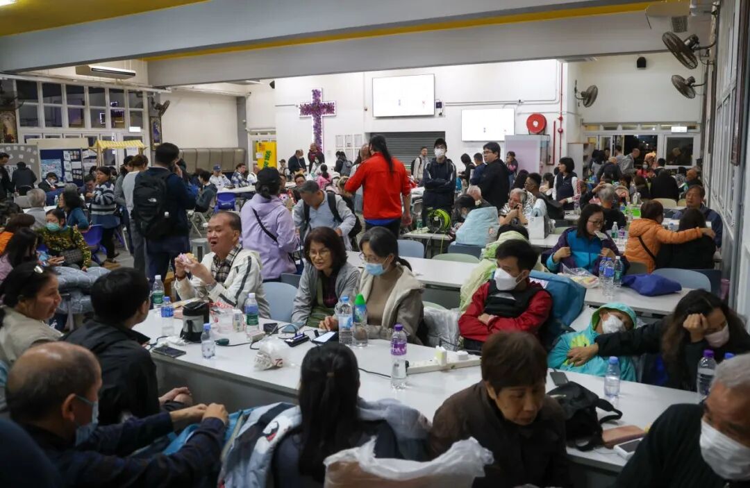 大埔区宏福苑住宅区发生火灾后，居民在一个临时避难所避难。（视觉中国 / 图）