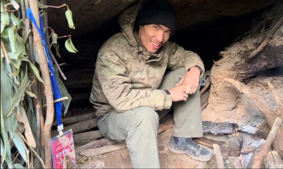 王昌繁与他在荒野中的“豪宅”。受访者供图