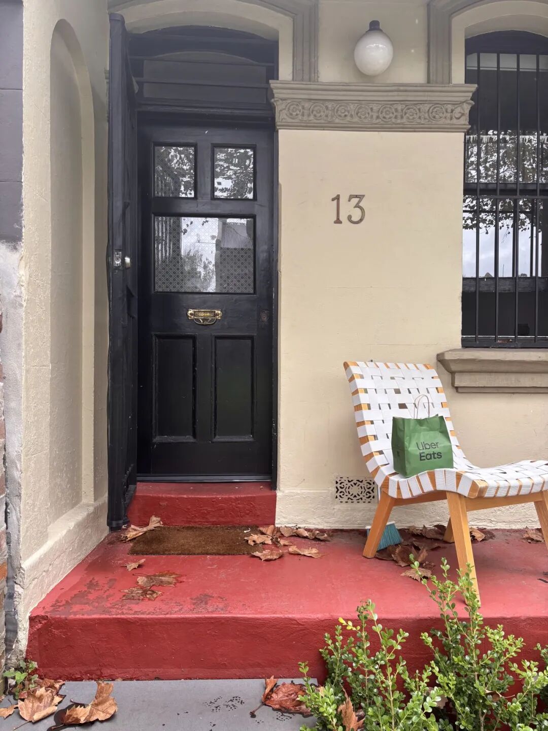 李雅将外卖送到顾客家门口。受访者供图。