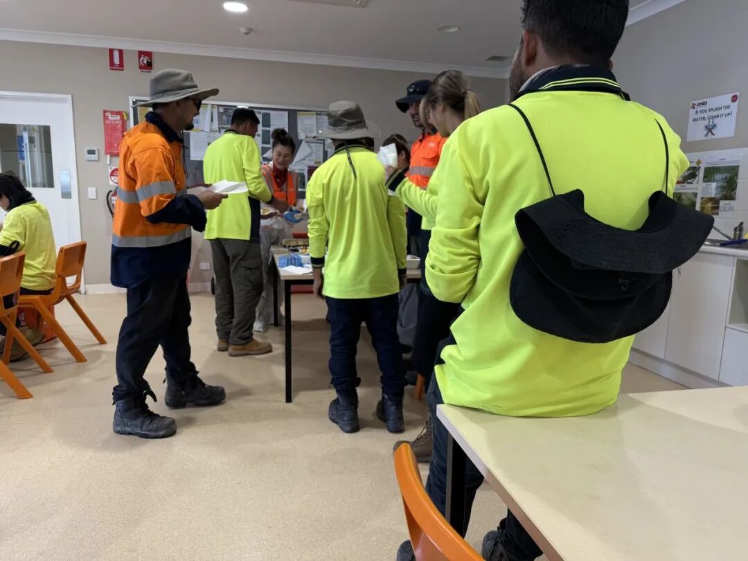 每周三上午，果园都会为包括潘青棠在内的采摘工准备免费的早茶。受访者供图。