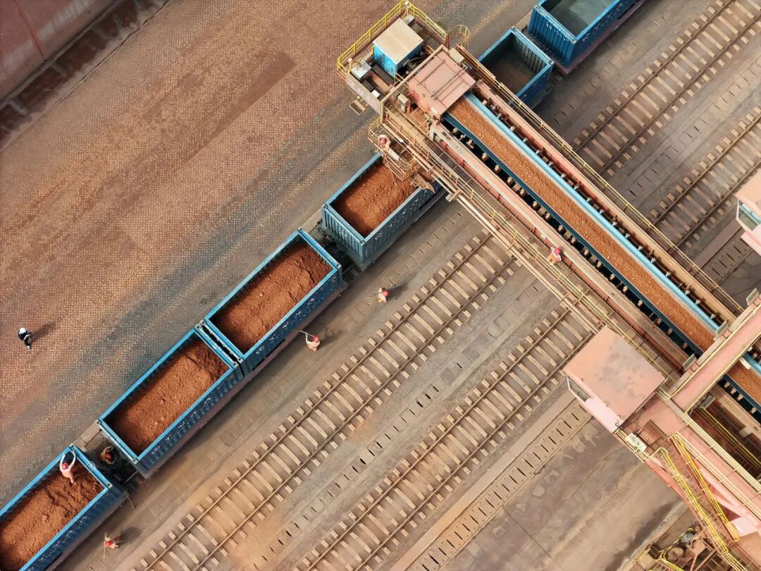 2025年6月13日，首列“烟台港西港区——内蒙古召壕站”铝土矿班列在山东港口烟台港西港区装载铝土矿石。视觉中国/图