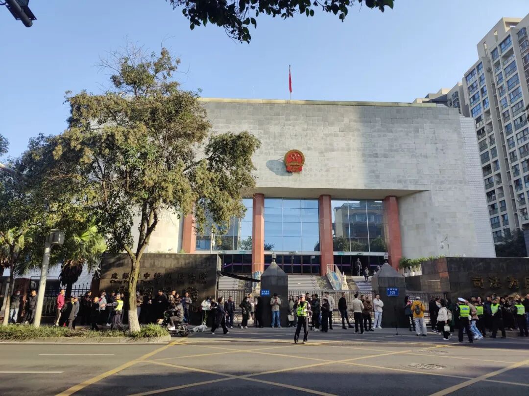 ▲ 2025年11月20日，成都市中级人民法院，女子家门口遇害案一审开庭。（南方周末记者 吴小飞 / 摄）