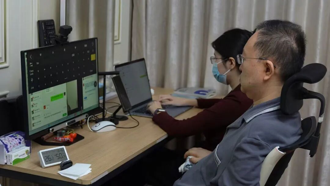 　　在蔡磊的工作室办公桌上，时钟的位置、键盘和鼠标的角度等，每一处陈设细节都有讲究。（南方周末记者 宋炳晨/图）