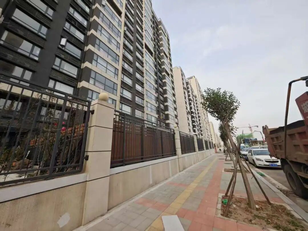 魏某坠亡的新房外侧，坠楼院落已用木板围挡。（南方周末记者 高伊琛 / 摄）