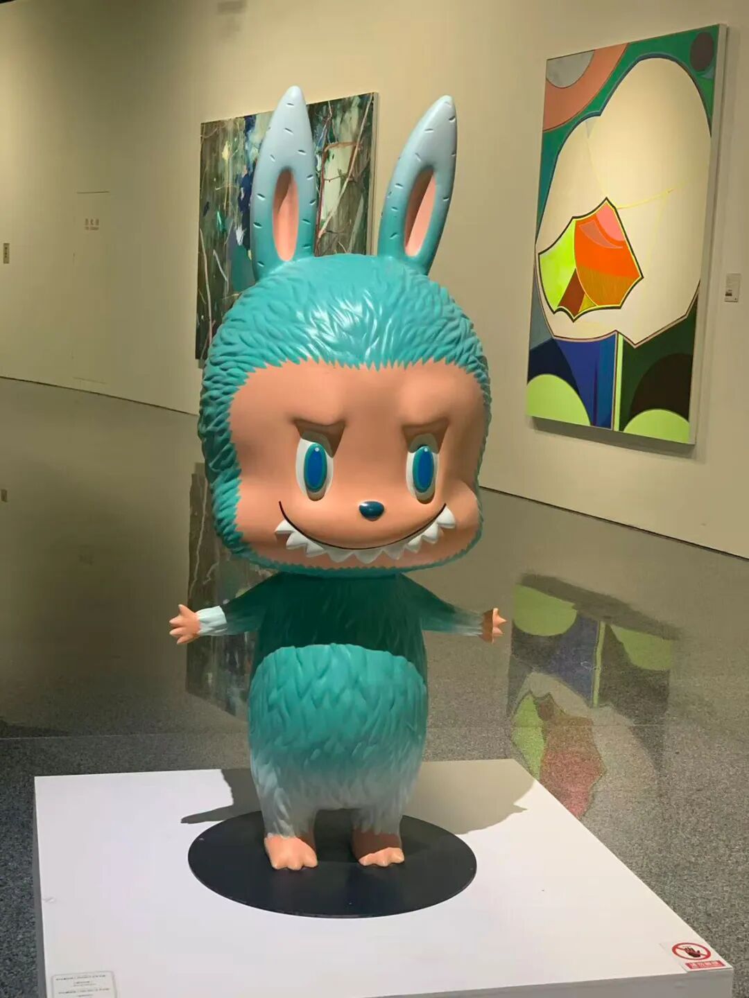 拍出108万元天价的LABUBU雕塑。（受访者供图/图）