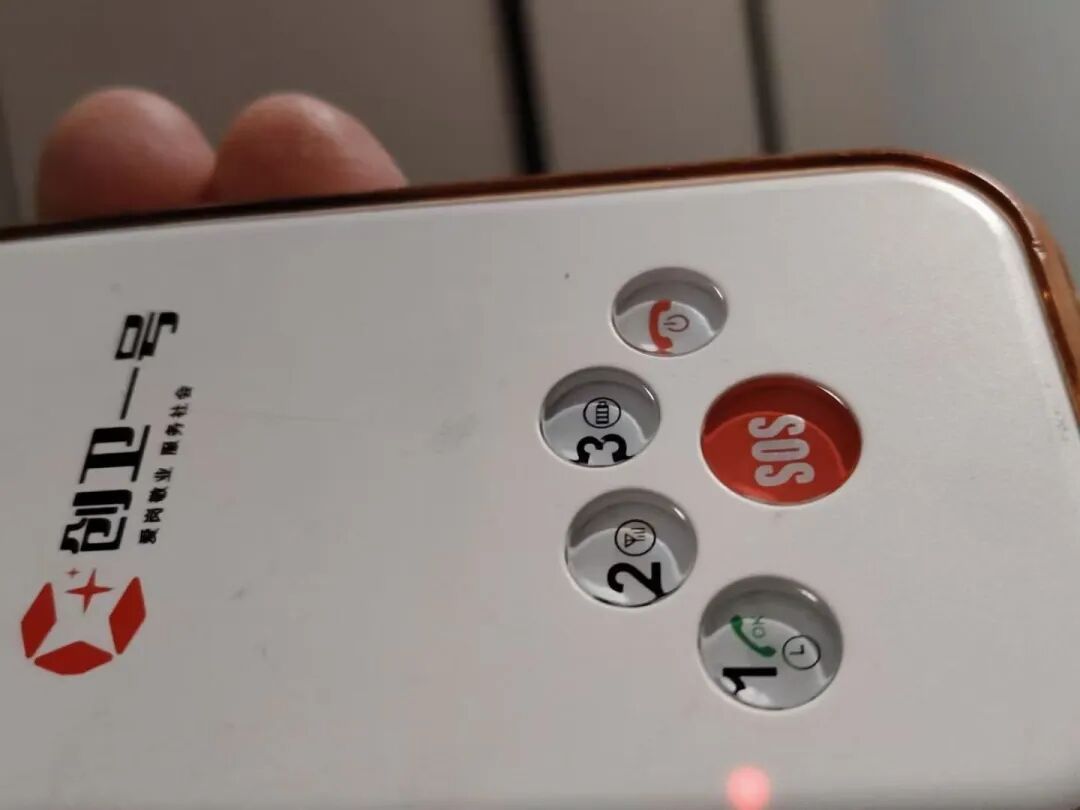 环卫工人佩戴的定位工牌。受访者供图