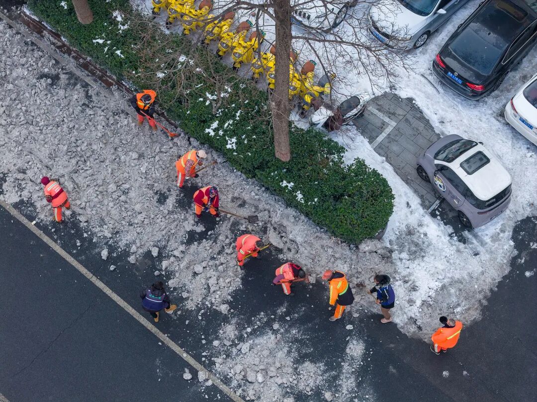 2026年初的寒潮中，环卫工人在清理积雪。视觉中国图