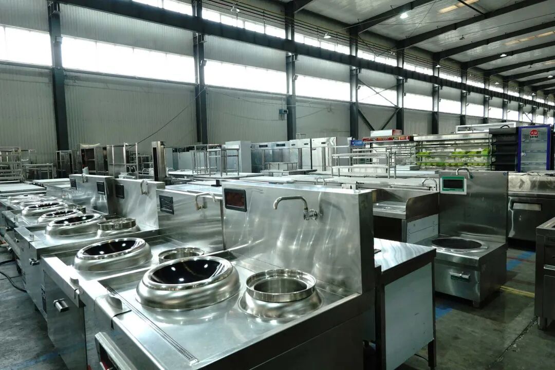 安大为的仓库，近2万平方米，分门别类地摆放着微波炉、冰柜、碗柜、煮面机等。（南方周末记者 梁婷/图）