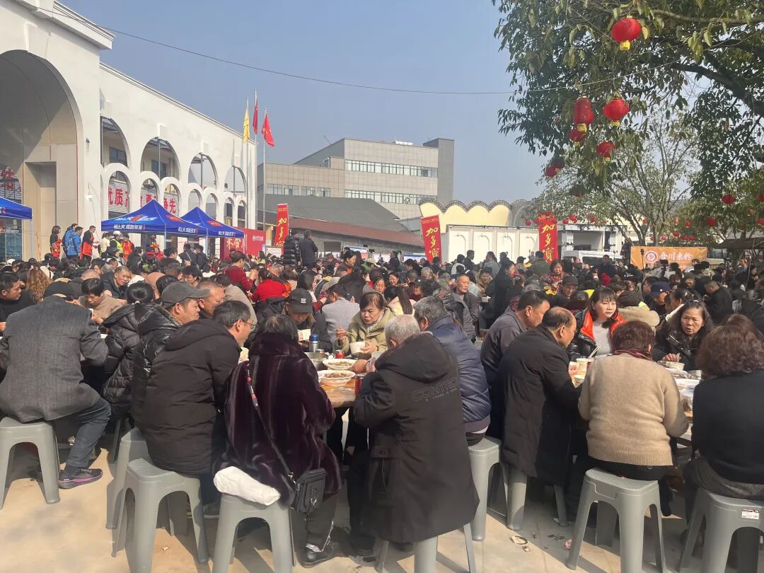 2026年1月15日，友军生态园刨猪宴现场。(南方周末记者杜寒三/图)