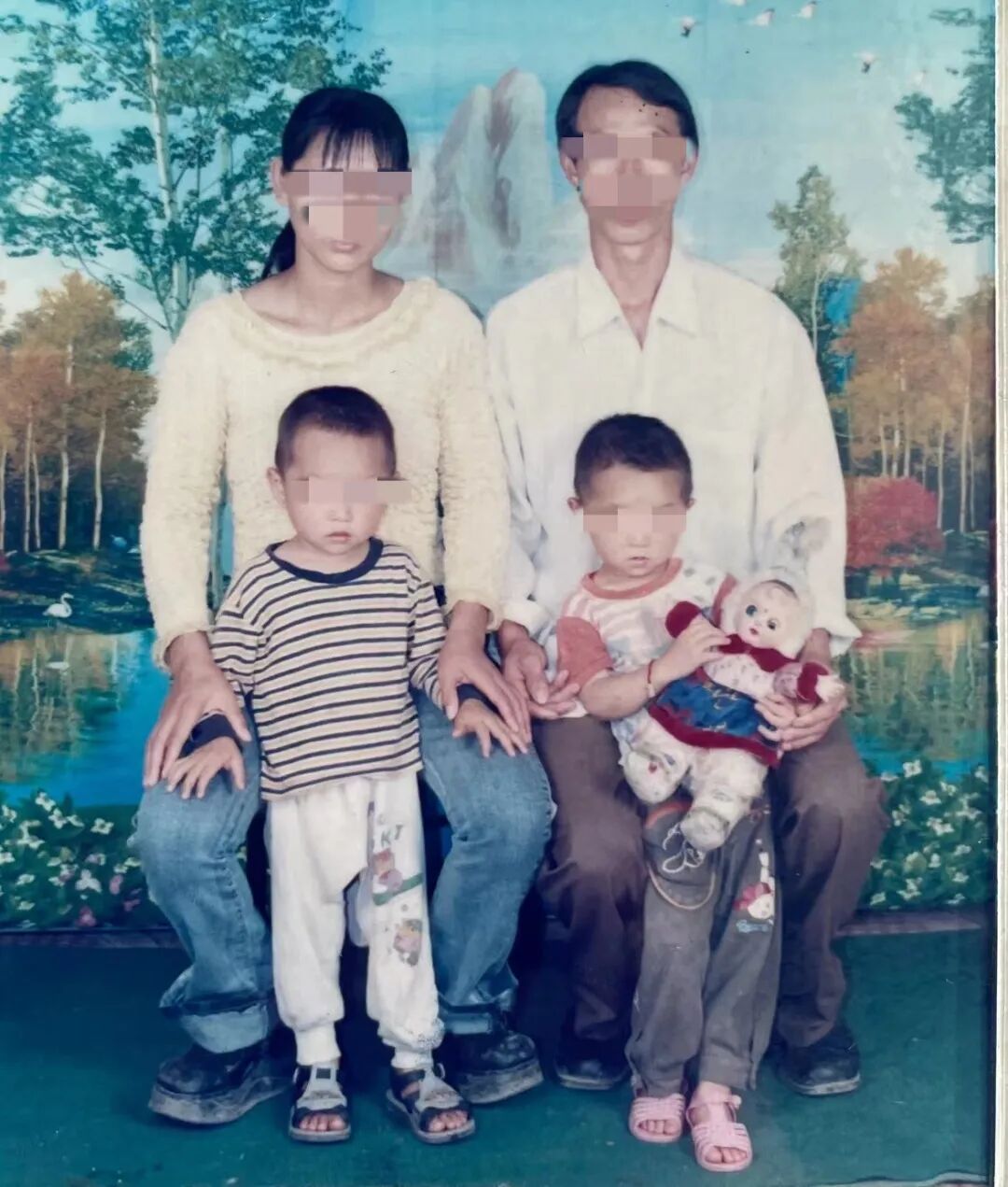 义永红一家的合照。（南方周末记者 陈佳慧 / 摄）