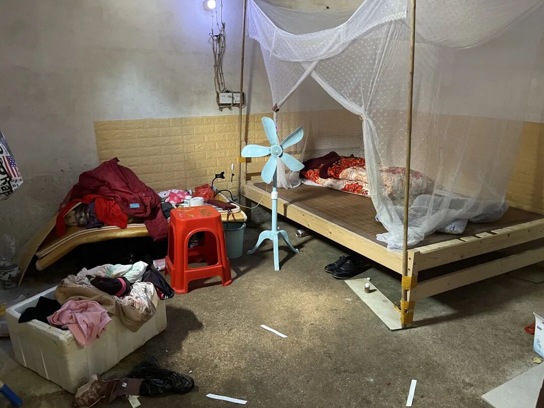 义永红生前所住房子的卧室，遗书曾放在那张红色的凳子上。（南方周末记者 陈佳慧 / 摄）