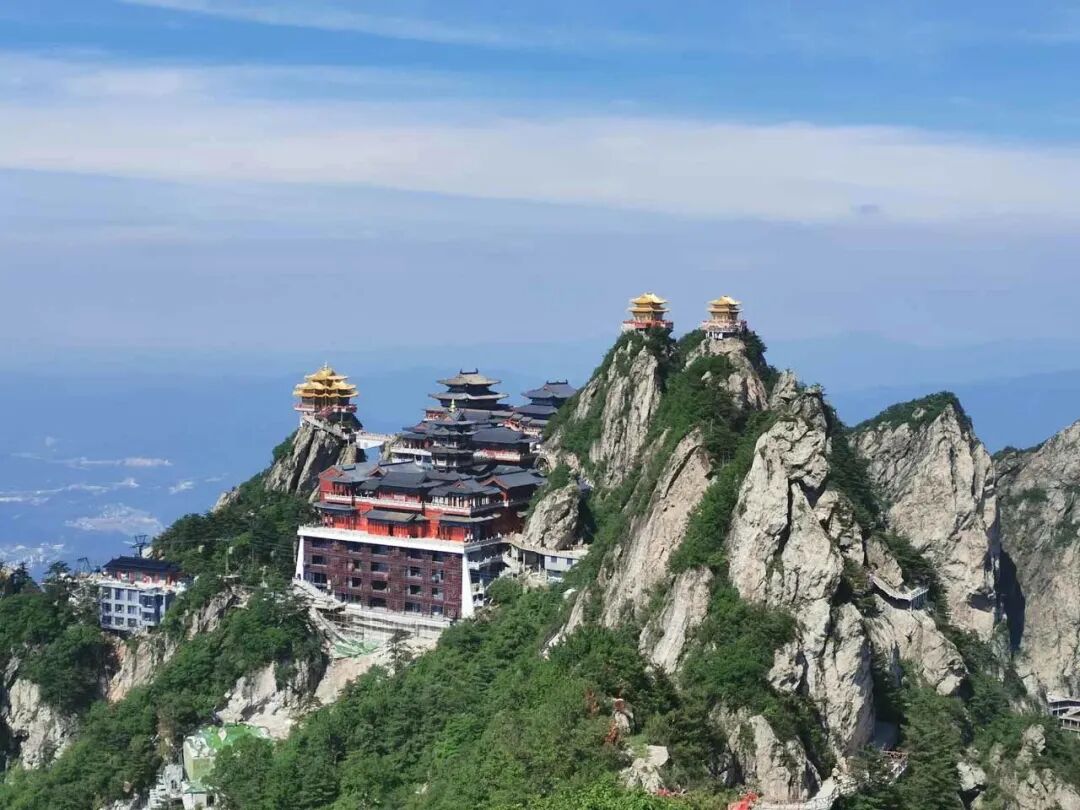 巨彬冰在河南洛阳伏牛山主峰拍摄的老君山金殿。（受访者供图 / 图）