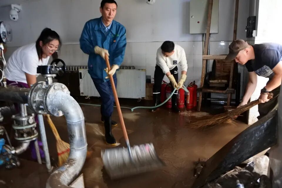 2023年8月7日，黑龙江牡丹江，阳明区铁岭河镇木都水岸小区地处低洼地带，洪水尚未完全退去。工作人员抢修设备为保供水做准备。（视觉中国 / 图）