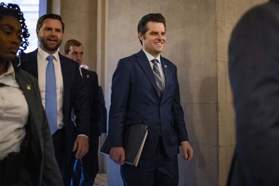 　　当地时间2024年11月20日，美国华盛顿特区国会大厦，美国共和党议员、特朗普提名的司法部长候选人马特·盖茨与美国副总统当选人、参议员万斯刚结束一场会议。（视觉中国 / 图）