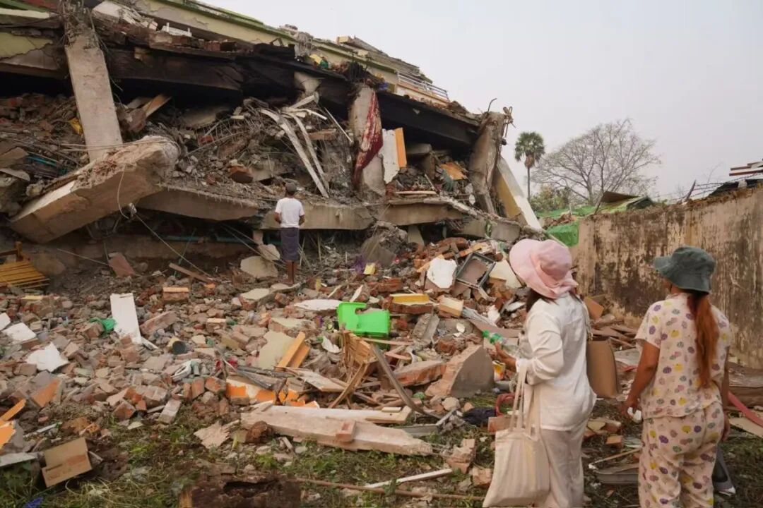 当地时间2025年3月30日，缅甸曼德勒Sky Villa住宅区，民众在救援现场期待被困人员被救出的消息。图/南方周末记者 翁洹