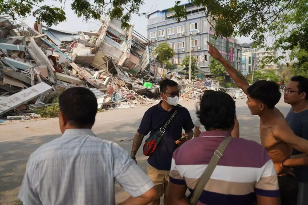 　　2025年3月30日，缅甸曼德勒，几位翡翠商人聚在倒塌的温斯达酒店外，称有朋友困在废墟里。（南方周末记者 翁洹/摄）