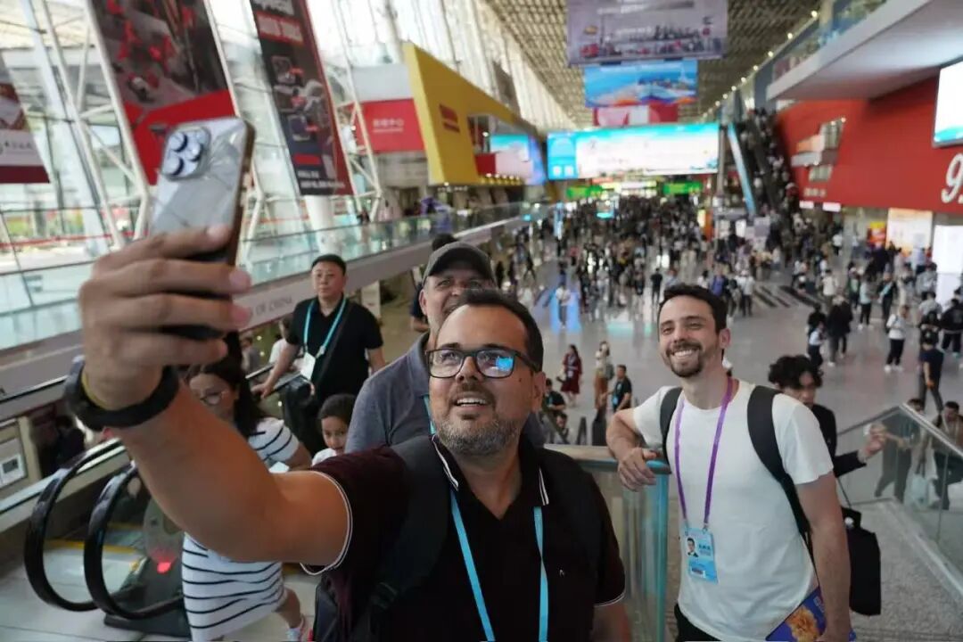 第137届广交会上，巴西采购商在广交会自拍留念。南方周末记者翁洹/图