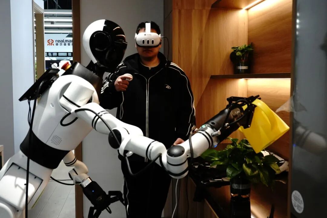 ▲ 位于北京的人形机器人数据训练中心，操作员正在收集数据。（南方周末记者 梁婷/摄）