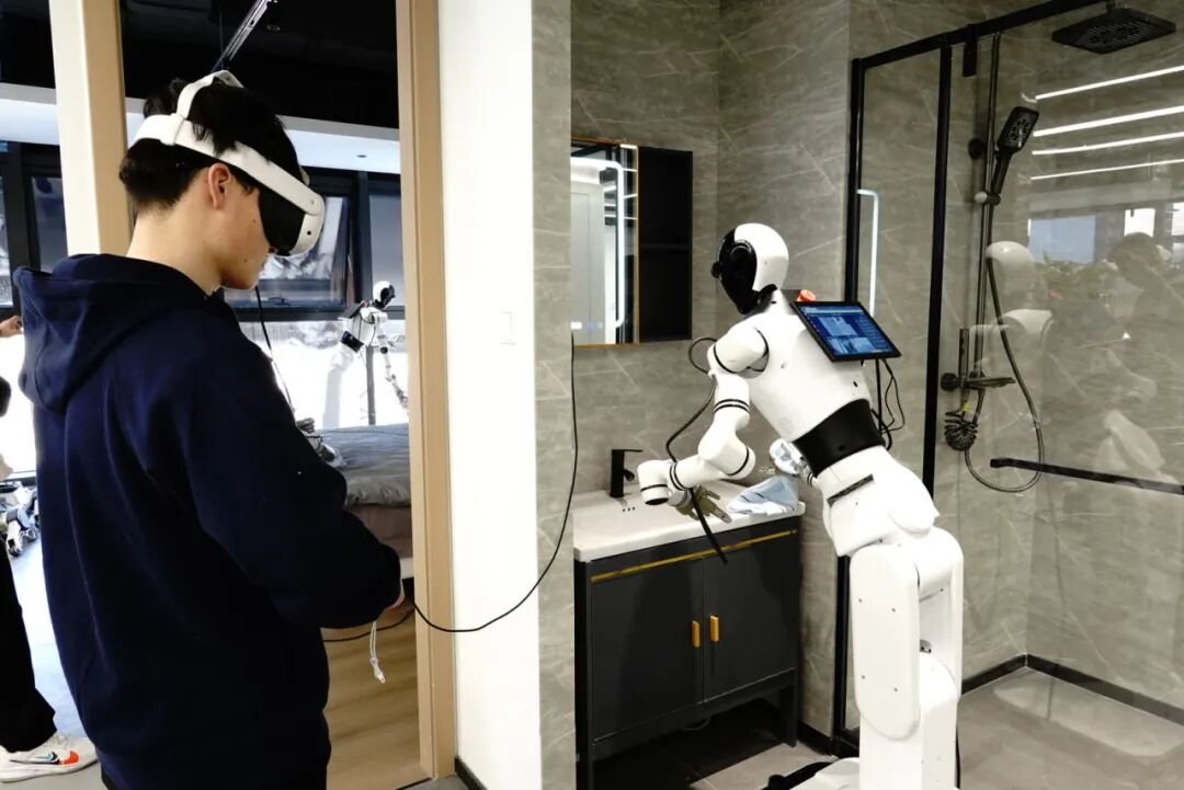 位于北京的人形机器人数据训练中心，操作员正在收集数据。（南方周末记者 梁婷/摄）