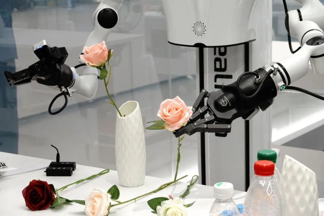 在北京和上海的训练场，都有机器人在学插花。（南方周末记者 梁婷/摄）